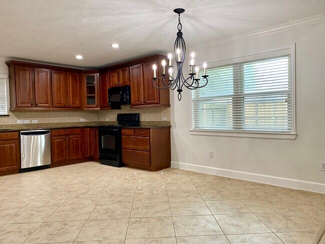 Building Photo - 1121 E San Augustine St