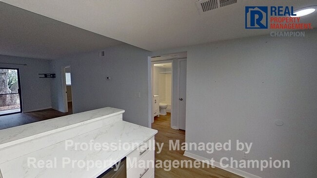 Building Photo - 2 BD/2 BA Ground Floor Condo in Holly Tree w/Community Pool