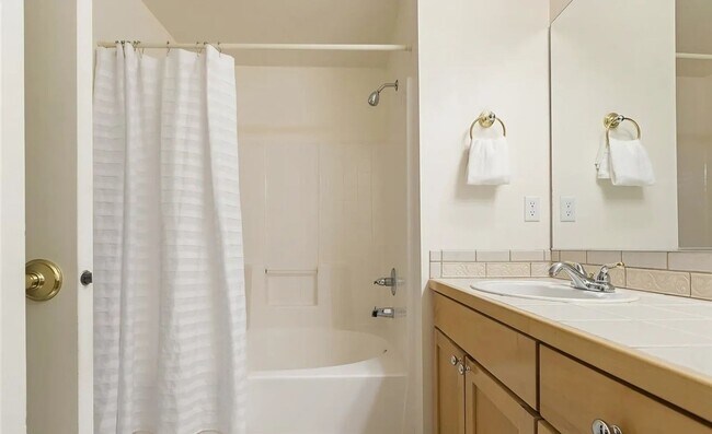 Building Photo - Bright & Renovated 3-Bed Condo in Northshore Summit