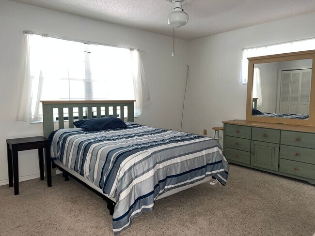 Building Photo - 2 Bedroom 2.5 Bath 2 Story Townhome AVAILA...