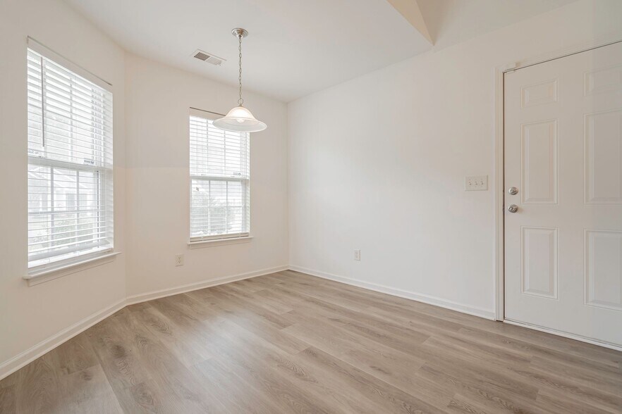 Building Photo - 2016 Culloden Dr