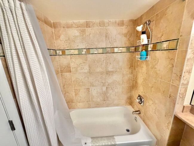 Building Photo - Penn Ave Prominent Neoclassical 1 Bed Condo, w/Balcony, Pool, Gym. - Furnished Option, Parking Op...