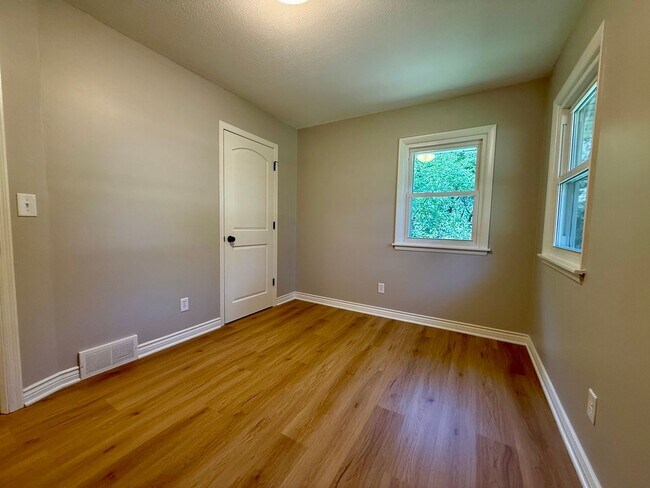 Building Photo - Remodeled 5BR/2BA Walkout Rambler Near Fish Lake Available Now! Lawn care Included!