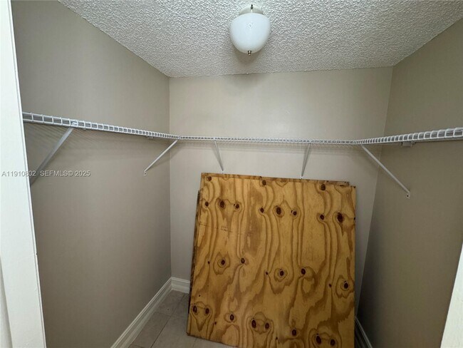 Building Photo - 6031 Shaker Wood Cir