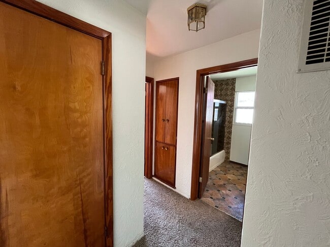 Building Photo - Three bedroom in Godfrey