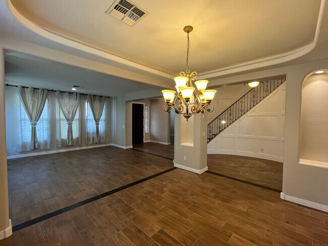 Building Photo - 5 Bedroom Home in the Montelena Neighborho...