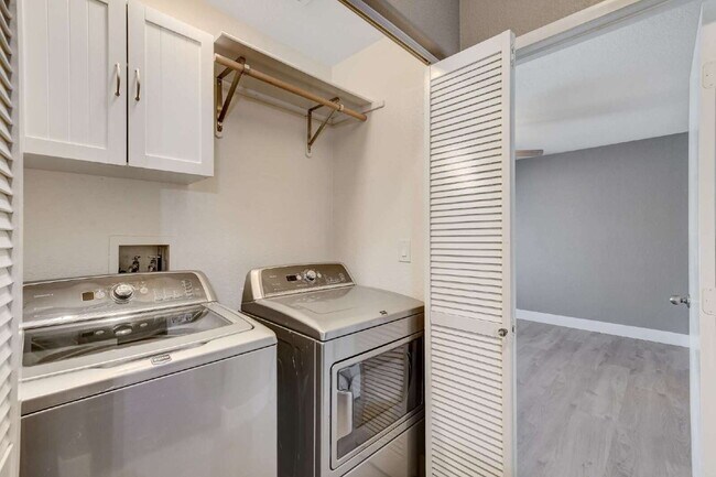 Building Photo - "Charming 2-Bedroom Townhouse Retreat with 2.5 Baths in South Henderson -with Backyard “