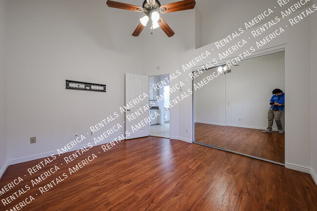 Building Photo - 532 E Stonebridge Dr