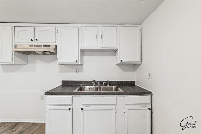 Building Photo - 2615 Emmons Ave