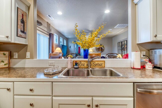 Building Photo - Furnished home in Bend, OR