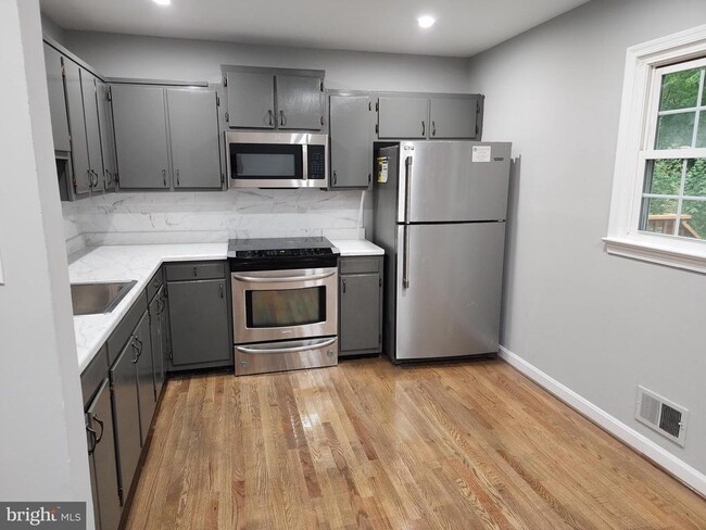 Building Photo - 14477 Village Dr