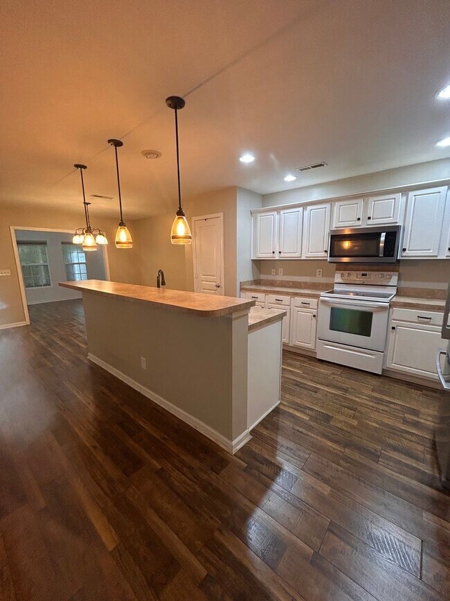 Building Photo - Amazing 3BR Townhome in The Pines at Charleston Park!