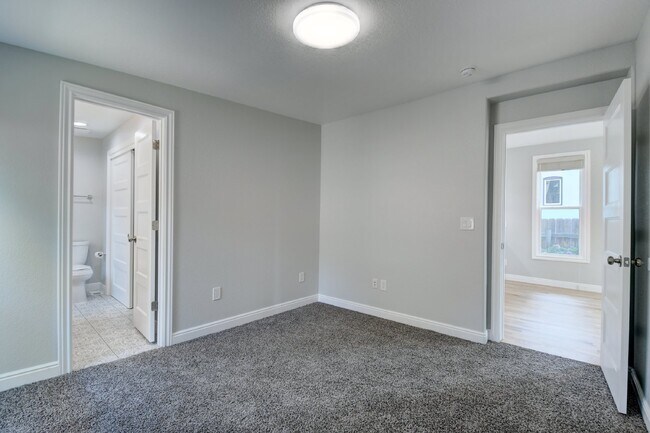 Building Photo - New Sunnyside House, Full Remodel, 2Bed/2Bath