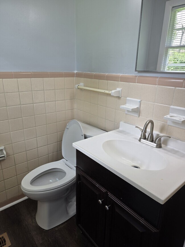 Building Photo - 3607 Inglewood Dr NW