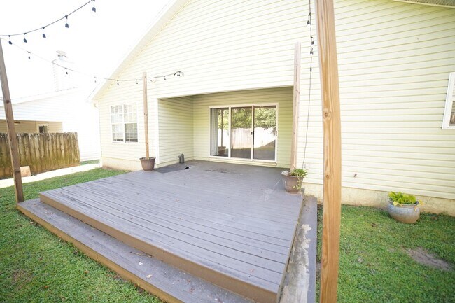 Building Photo - 3 bd / 2 ba Beauty w/2 car garage off of Apalachee Parkway