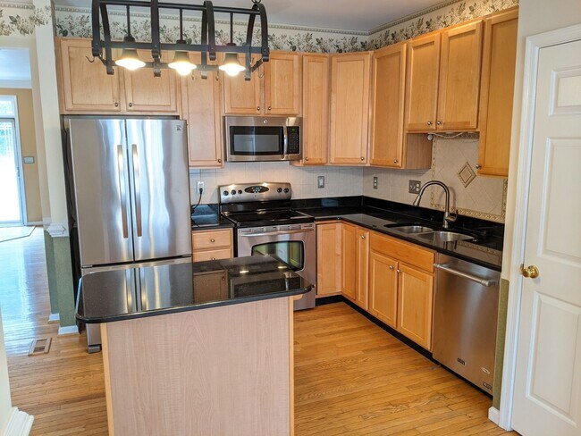 Building Photo - Townhouse in Spring Ridge community - OAKDALE school district - available before the holidays!