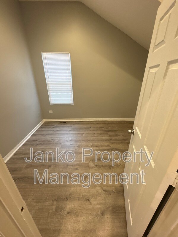 Building Photo - 5906 S La Salle St