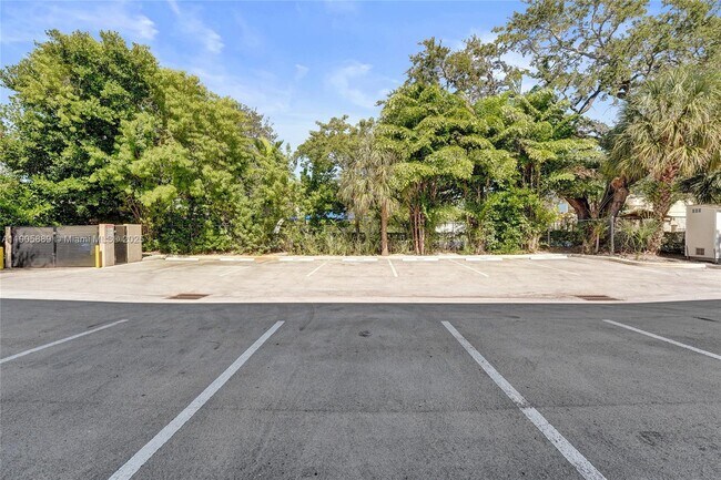 Building Photo - 815 NE 28th St