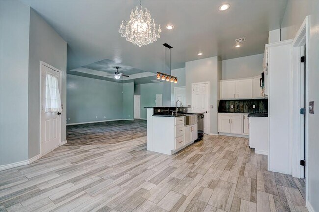 Building Photo - 2023 Westbury Dr