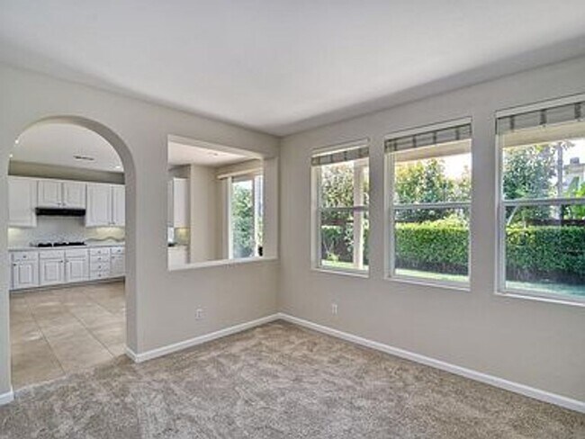 Building Photo - Stylish Torrey Santa Fe Living – 4 Bed, 2....