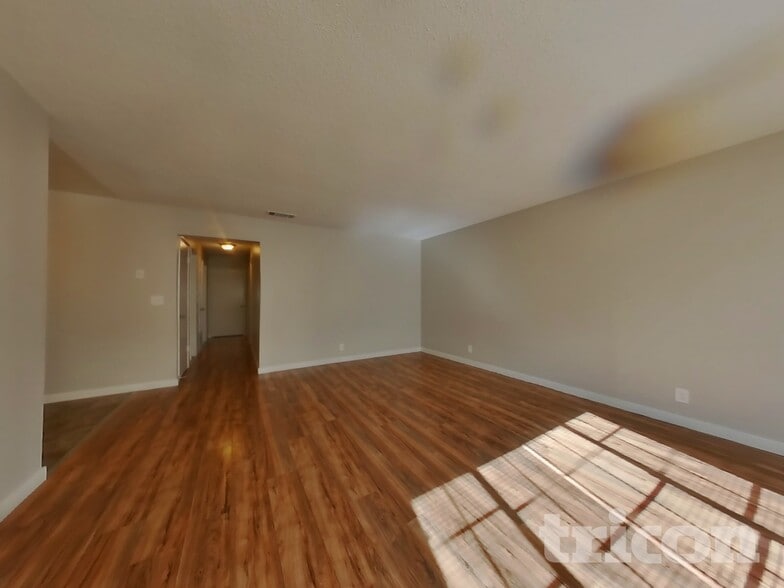 Building Photo - 402 E Pacific Ave