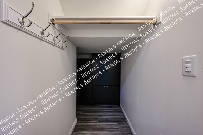 Building Photo - 3090 S Jasmine Dr