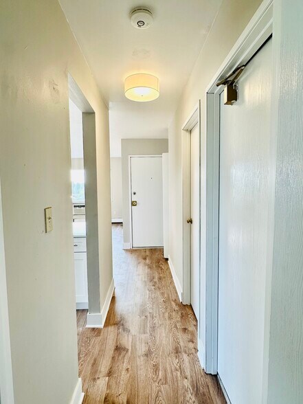 Building Photo - 406 Inland Dr