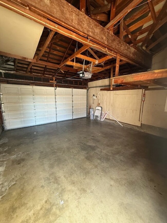 Building Photo - REDONE CUTE 2BED/1BATH HOUSE W/ REFURBISHE...