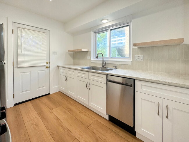 Building Photo - 332 N Smith St