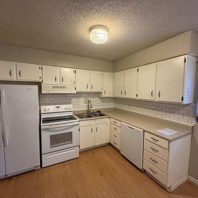 Building Photo - 2 Bedroom Home with unfinished Basement In SE Springfield