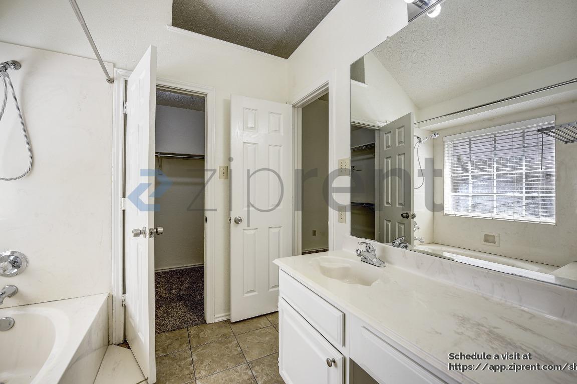 Building Photo - 1206 Hyde Park Dr