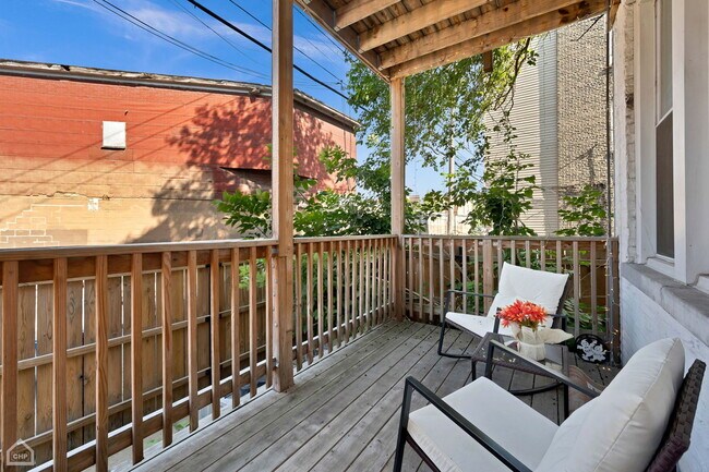 Building Photo - 846 N Hoyne Ave