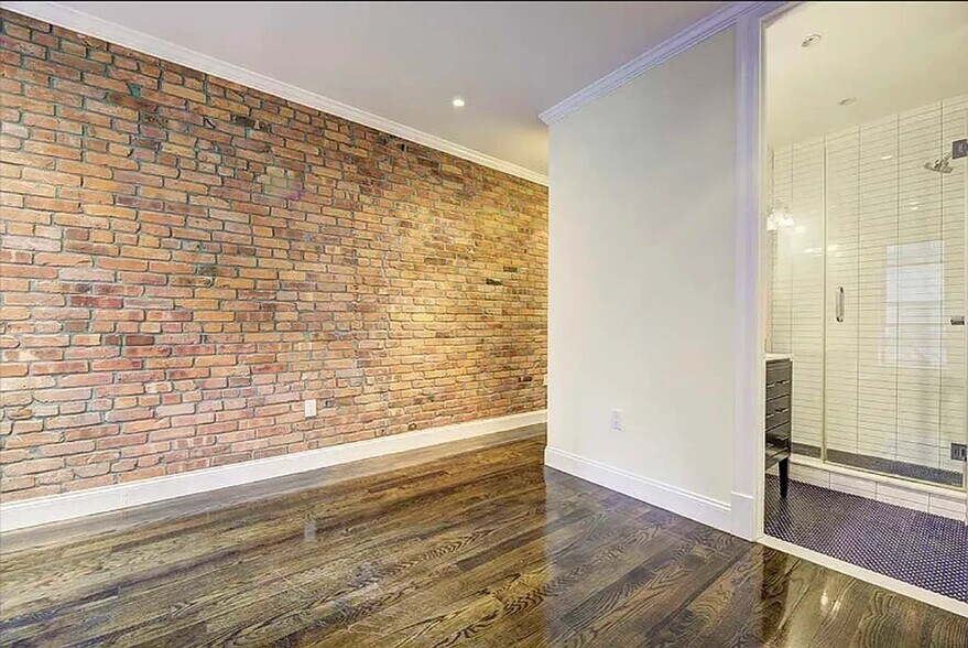 Building Photo - 313 E 92nd St