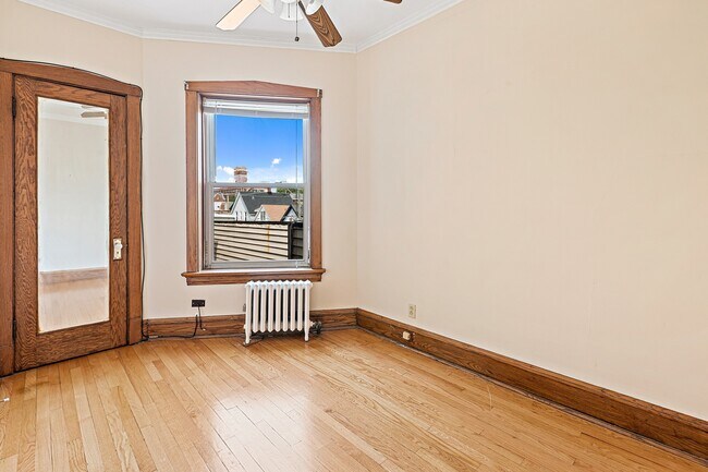 Building Photo - 3936 N Marshfield Ave