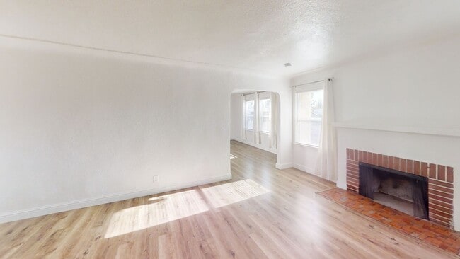 Building Photo - Fresh 3BR/2BA • Pet Friendly • Garage • Mo...