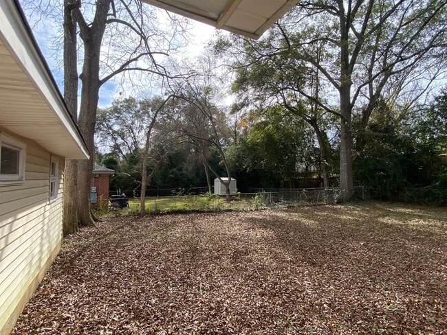 Building Photo - Charming 3 Bedroom House in Quite Neighborhood