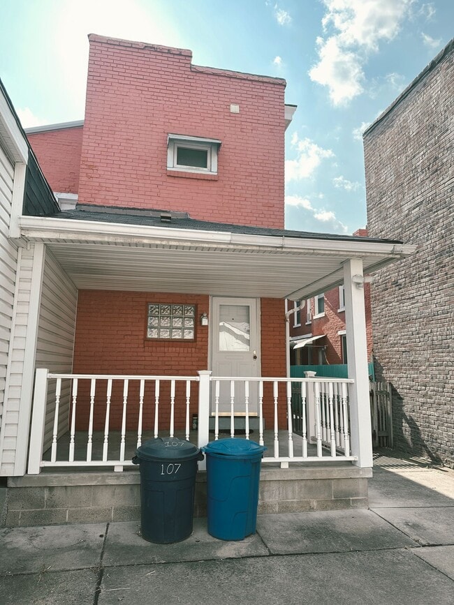 Building Photo - NEWLY RENOVATED 2 BEDROOM IN THE HEART OF SOUTHSIDE!