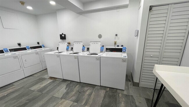 Building Photo - 2424 SE 17th St