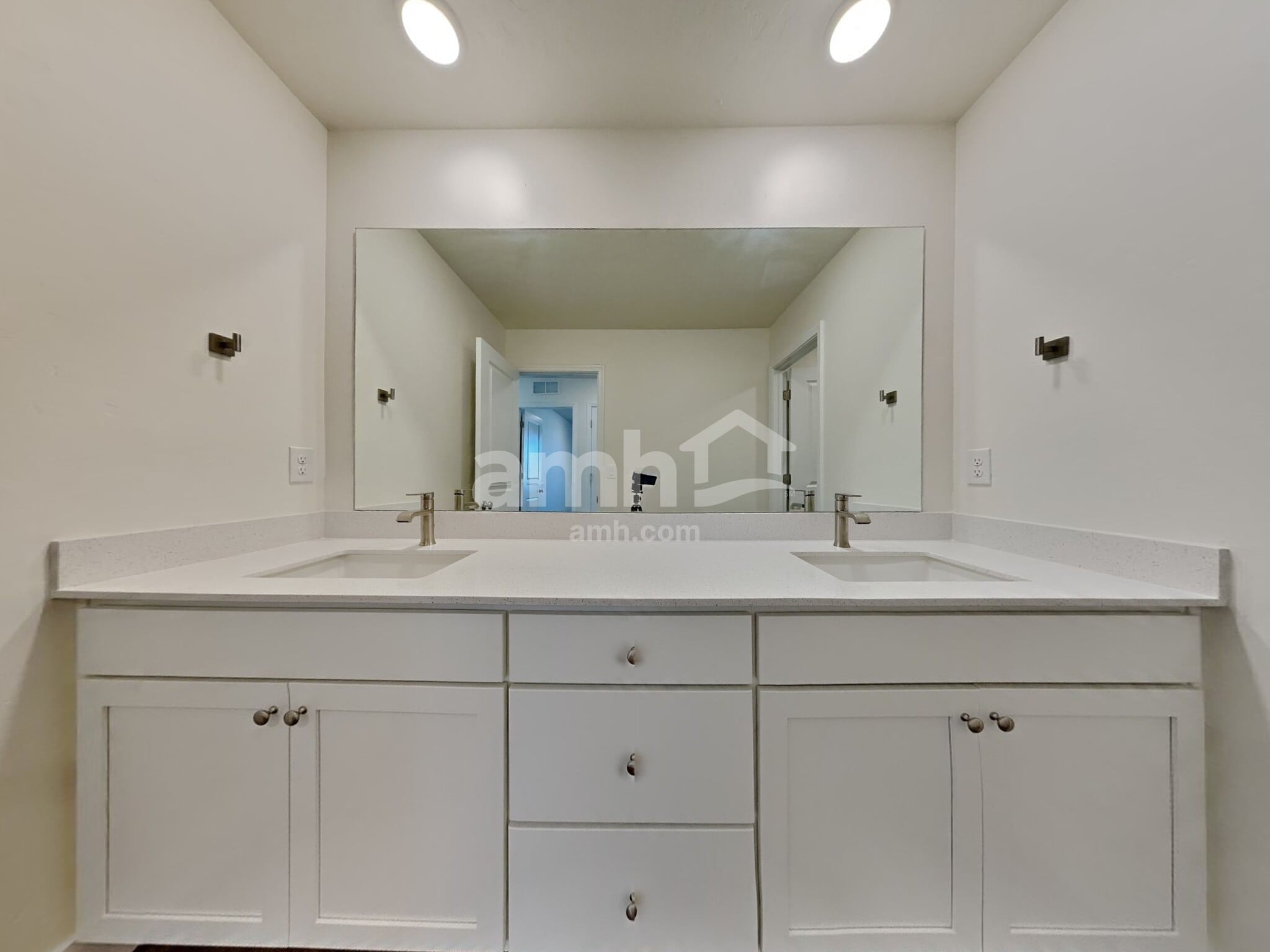 Building Photo - 1029 N Barkvine Ave