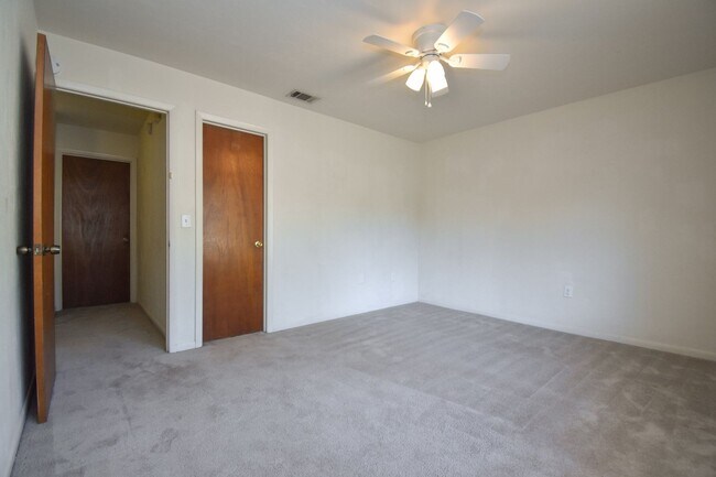 Building Photo - Spacious 2 Bed, 2.5 Bath Townhouse in Sout...