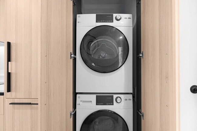 Building Photo - 225 N Miami Ave