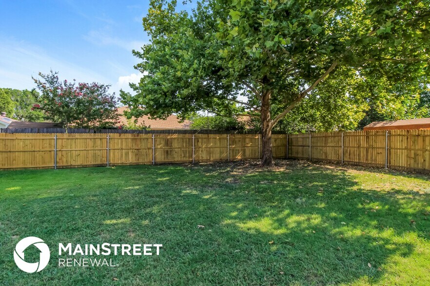 Building Photo - 6637 N Park Dr