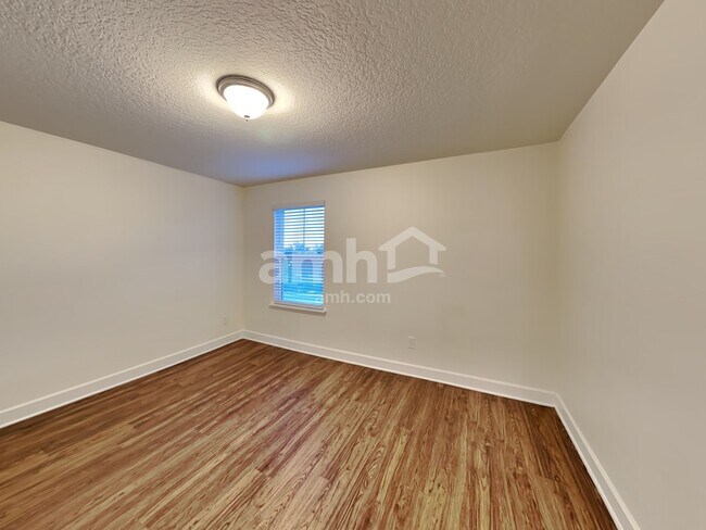 Building Photo - 221 Crestrun Loop