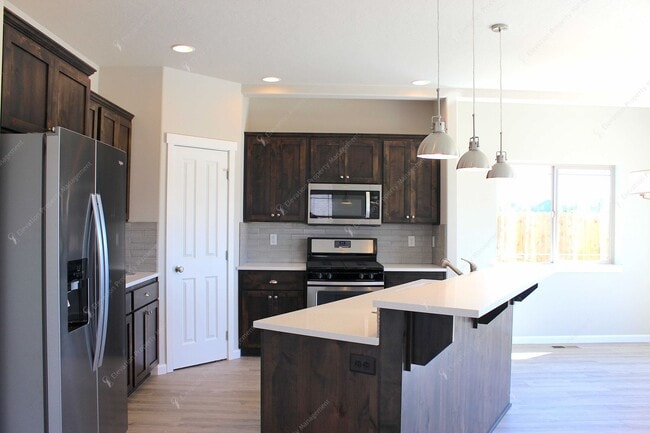 Building Photo - 3 BR home in Northwest Redmond w/ Mountain Views