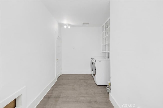 Building Photo - 550 N Kenmore Ave