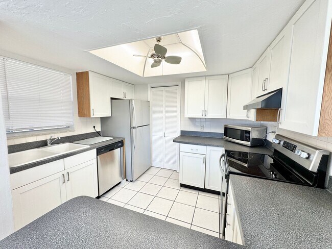 Building Photo - ** NAPLES PARK ** 3 BED / 2 BATH ** PET OK...