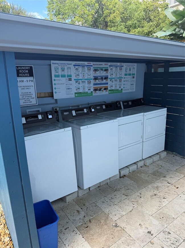 Building Photo - 1020 N Victoria Park Rd