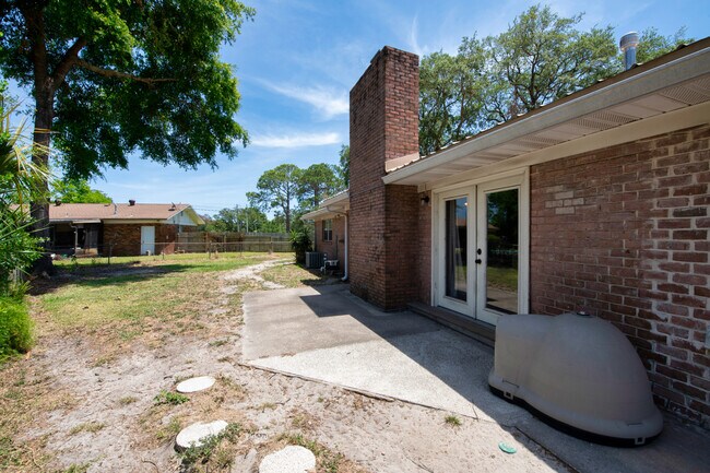 Building Photo - 111 Bayshore Ct NE