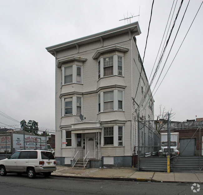 Building Photo - 168 Sherman Ave