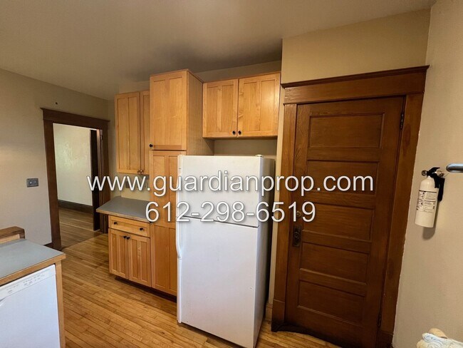 Building Photo - Mac Groveland House Available August 1, Fu...